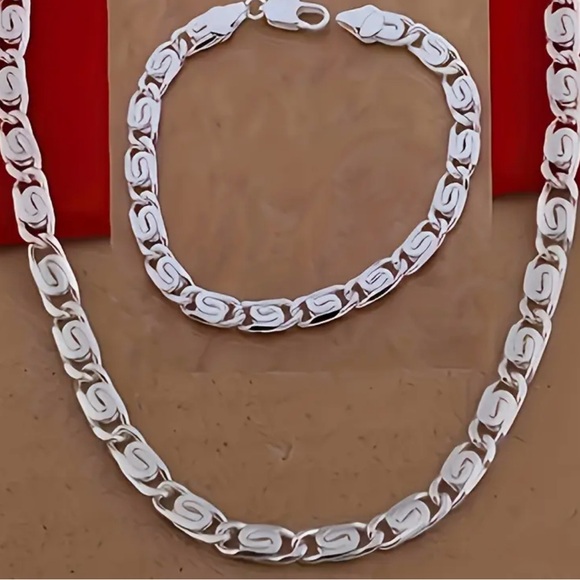Jewelry - Sleek Silver Necklace with Modern Oval Link Design